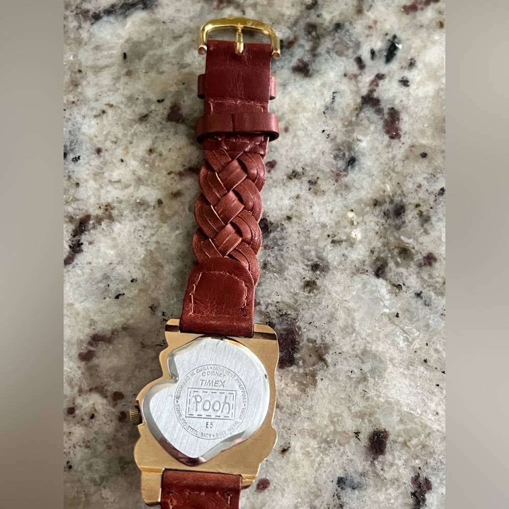 Disney Pooh Vintage Timex with Gold Accent - Picture 4 of 5
